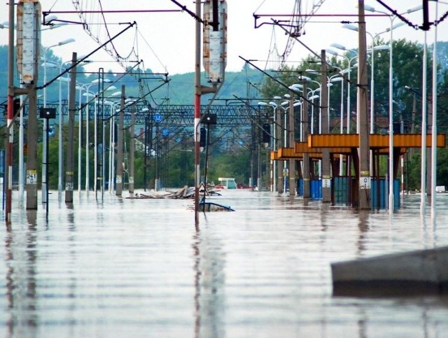 Tak wyglądała stacja kolejowa w Sandomierzu podczas pierwszej fali powodziowej. Zdjęcie wykonaliśmy, kiedy woda opadła już o ponad pół metra.