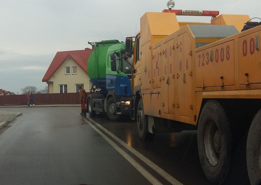 Wypadek w Sobolewie. Cysterna wypadła z drogi