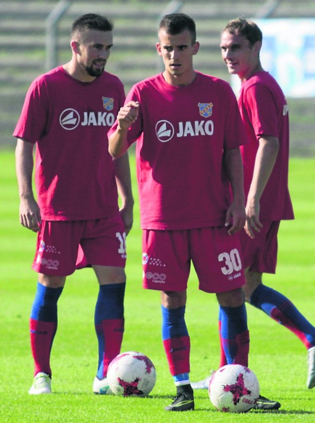 Piłkarze Odry (od lewej: Łukasz Winiarczyk, Filip Żagiel i Rafał Niziołek) na treningach myślami byli już przy meczu z Zagłębiem