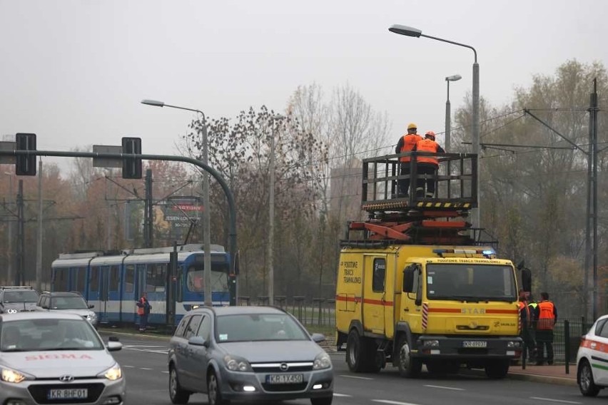 Kraków. Kolizja tramwaju z autem na al. Pokoju [ZDJĘCIA]