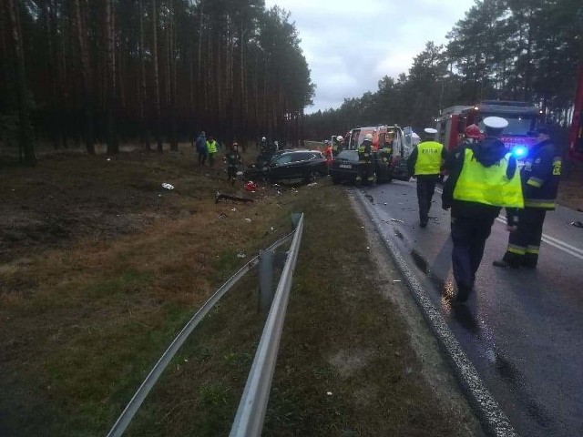 Do wypadku doszło w niedzielę, 30 grudnia, na trasie koło Dobroszowa pod Nowogrodem Bobrzańskim. Z pierwszej informacji wynika, że czołowo zderzyły się dwa samochody. Kierujący audi na łuku drogi wpadł w poślizg i wyjechał na przeciwległy pas ruchu. Tam audi staranowało prawidłowo jadącego hyundaia. Doszło do bardzo mocnego czołowego zderzenia. Na miejsce wypadku przyjechały służby ratunkowe. Wylądował też śmigłowiec lotniczego pogotowia ratunkowego. – Do szpitala na badania zostały przewiezione trzy osoby – mówi podinsp. Małgorzata Barska, rzecznik zielonogórskiej policji. To kierujący hyundaiem i dziecko. Poważniej ranny został kierowca audi. Doznał między innymi złamań. Droga w miejscu wypadku jest zablokowana. Na miejscu pracują zielonogórscy policjanci.Zielona Góra. Bijatyka koło McDonald’s w Zielonej Górze. Dwie osoby ciężko pobite. WIDEO: