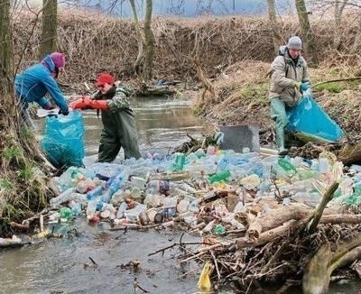 Śmieci spływające z pobliskich gmin tworzą na rzece zatory...