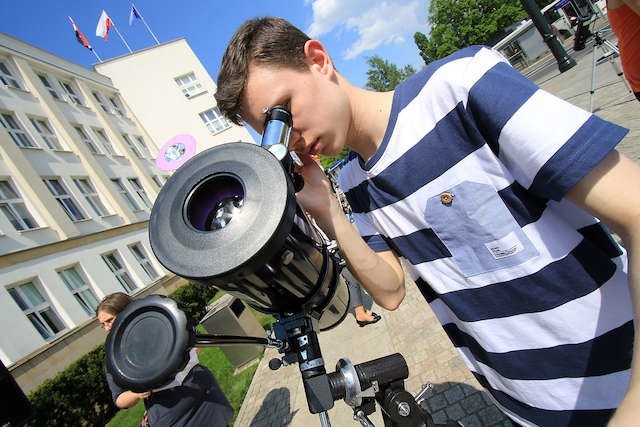 Przed siedzibą Urzędu Marszałkowskiego w Toruniu stanęły teleskopy, dzięki którym przechodnie mogli podziwiać Merkurego na tle Słońca