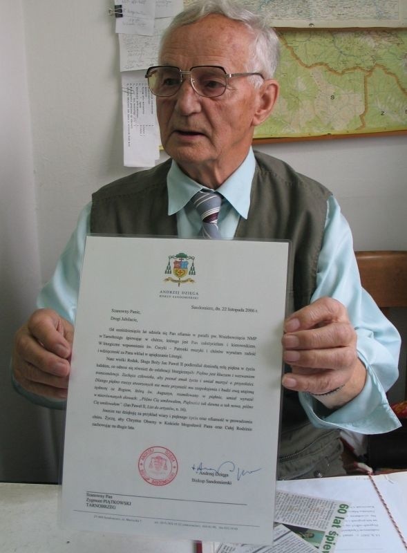 Z okazji jubileuszu biskup sandomierski Andrzej Dzięga przekazał panu Zygmuntowi okolicznościowy dyplom.  