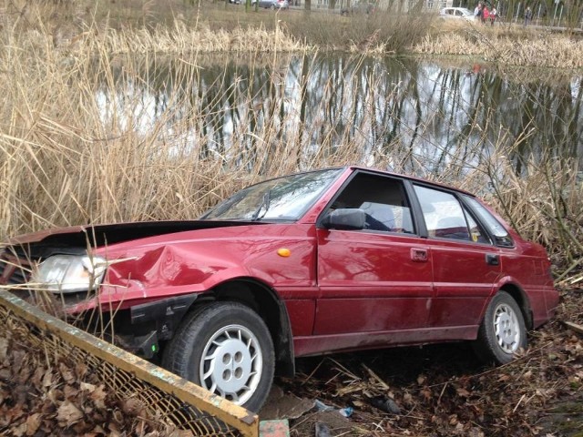 Samochód osobowy zjechał tam z drogi i zawisł na skarpie nad stawem