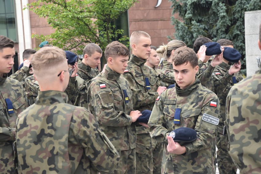 Na placu Wolności w Opolu miało miejsce ślubowanie uczniów...