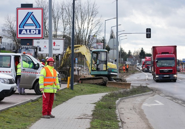 We wtorek doszło do uszkodzenia gazociągu przy ul. Gdyńskiej w Poznaniu. Na miejscu interweniuje straż pożarna. Ruch samochodowy i kolejowy jest wstrzymany.Kolejne zdjęcie --->