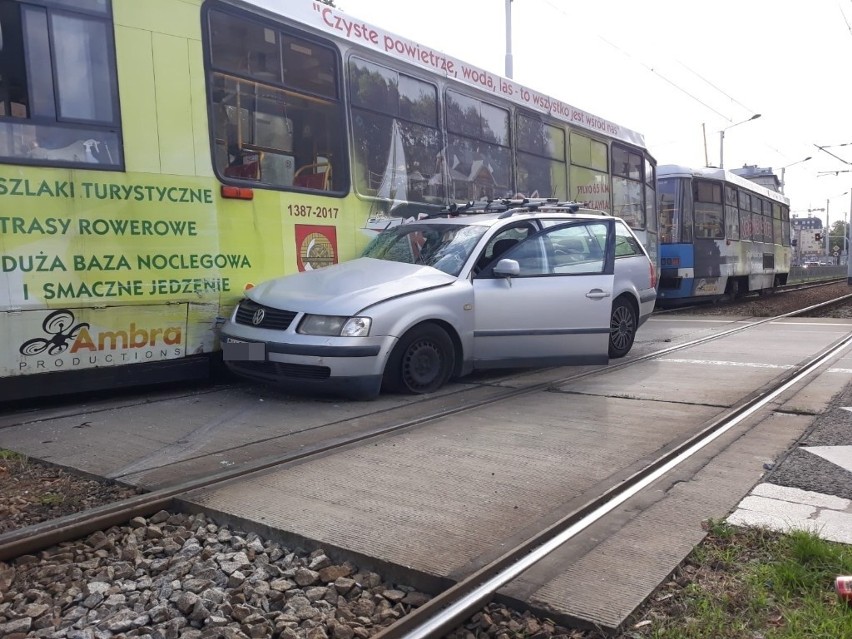 Wypadek tramwaju i VW na Pułaskiego. Są utrudnienia 