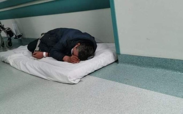 Zdjęcie pacjenta śpiącego na podłodze wywołało oburzenie wśród internautów. Do sytuacji miało dojść w Szpitalu Wojewódzkim przy ul. Katowickiej w Opolu. Placówka odpiera zarzuty i zapewnia, że działała prawidłowo.