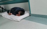 Pacjent spał na podłodze szpitalnego korytarza w Opolu. Po publikacji zdjęcia zawrzało. Szpital wyjaśnia