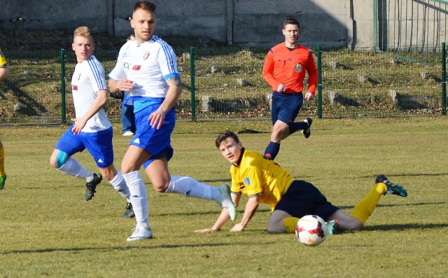 Łukasz Sochacki (w żółtej koszulce) i jego koledzy z Trzebini, przegrali na własnym boisku z Karpatami Krosno 1:2.