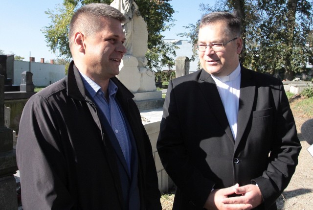 Ksiądz Wojciech Rudkowski i Rafał Walczak, dyrektor Zespołu Szkół Ekonomicznych na cmentarzu ewangelickim.