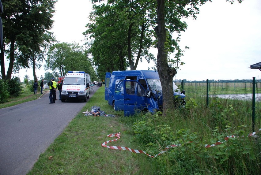 Uderzył mercedesem w drzewo. Trzy osoby w szpitalu