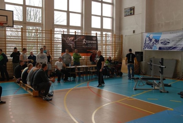 W II Otwartych Mistrzostwach Radomia Szkół Ponadgimnazjalnych w wyciskaniu sztangi na ilość powtórzeń wzięło udział 40 zawodników.  