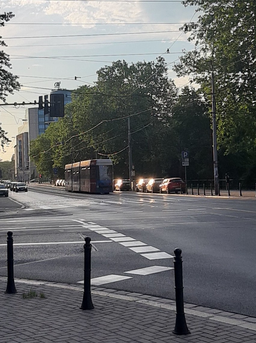 Wypadek tramwaju linii 20 na Podwalu. Zderzenie z samochodem (ZOBACZ)