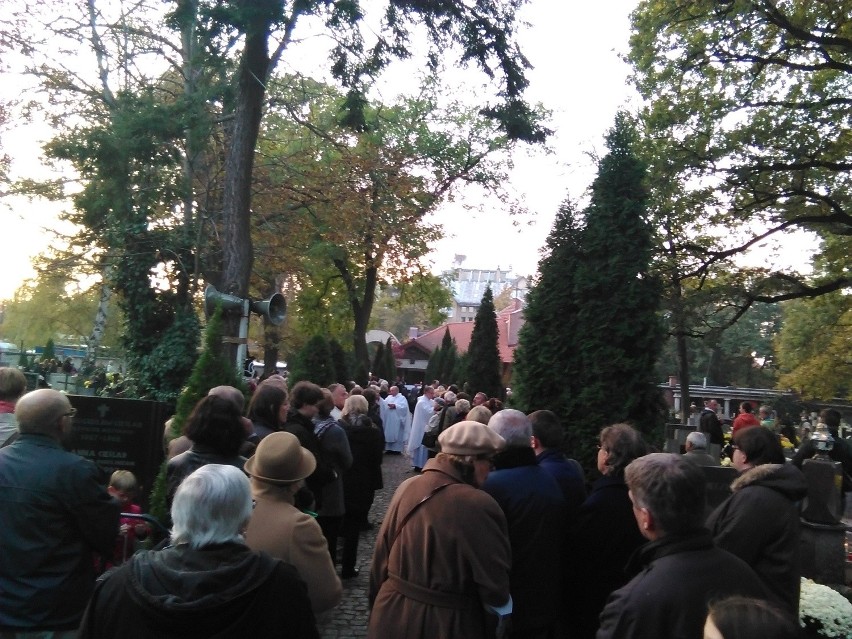 Wrocław: Na cmentarzu przy Bujwida znacznie spokojniej niż na innych nekropoliach (ZDJĘCIA)