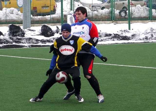 Marcin Kośmicki (z prawej) w ostatnich dniach miał problemy z łydką, ale na inaugurację rundy wiosennej będzie gotów.