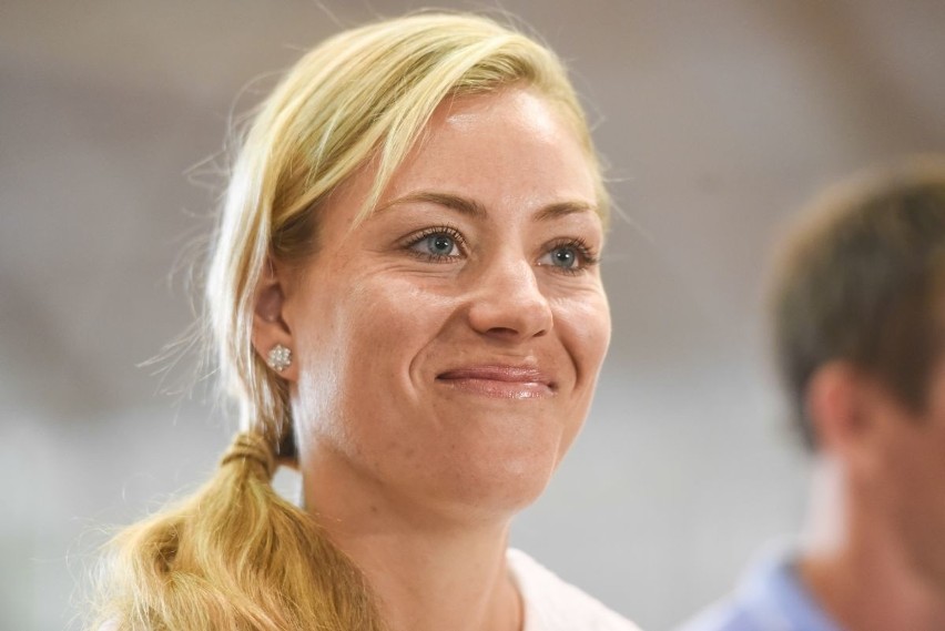 Puszczykowo: Angelique Kerber pokazała puchar za wygranie...