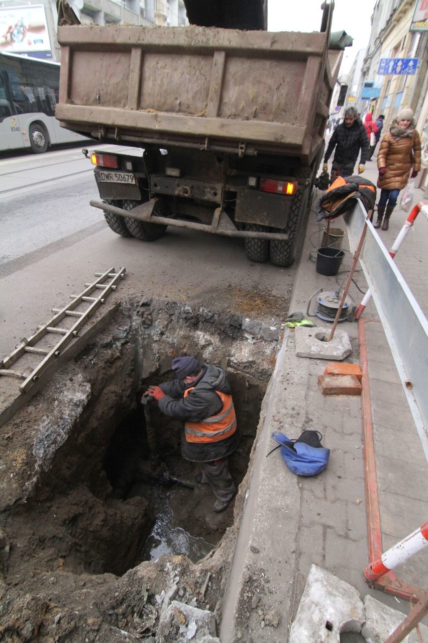 Prace przy usuwaniu awarii wodociągowej przy ul. Kołłątaja.