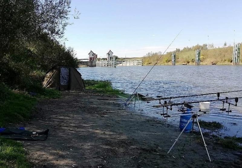 Zator. Tragedia nad kanałem w Jankowicach. 51-letni wędkarz prawdopodobnie śmiertelnie zatruł się gazem. Razem z nim zginął jego pies
