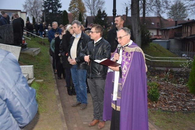 Dzień Wszystkich Świętych w Kiełpinie. Na cmentarzu w Kiełpinie odbyła się msza oraz procesja