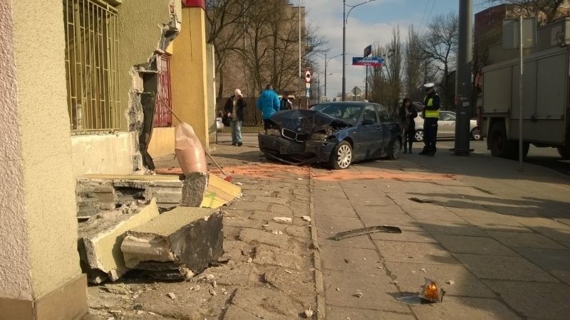 Wypadek na Limanowskiego. Kierowca bmw wjechał w sklep i kwiaciarnię. Znane są jego dane!