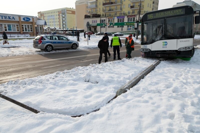 Autobus uderzył w latarnię [ZDJĘCIA]