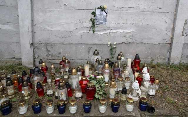 Cała żużlowa Polska jest w żałobie po śmierci krystiana. Nz. znicze pod stadionem Orła Łódź