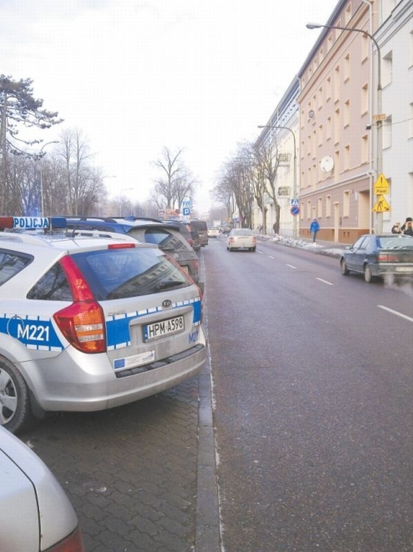 Do przejścia z zastawionego autami parkingu przy Branickiego...