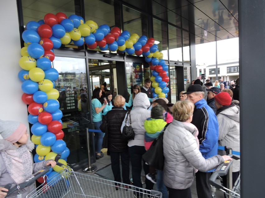 Otwarcie drugiego Lidla w Ostrołęce. Klienci kupowali wiertarki, kołdry i roboty kuchenne