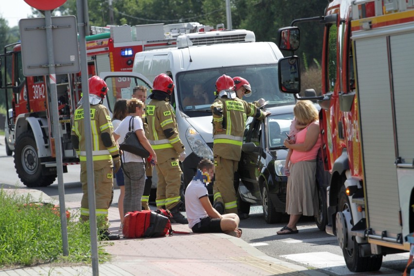 Wypadek w Tarnobrzegu. Na osiedlu Mokrzyszów zderzyły się trzy samochody, którymi podróżowało sześć osób, w tym małe dziecko (ZDJĘCIA)