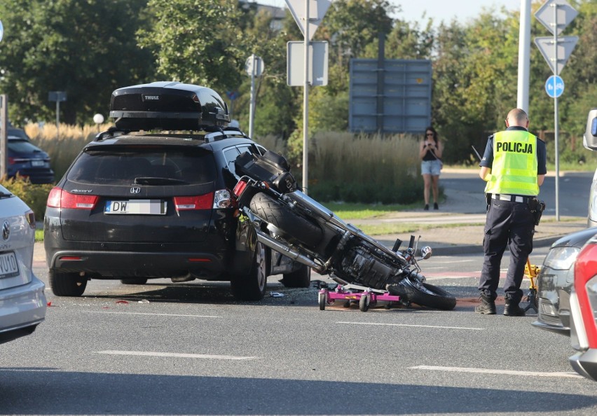 Wypadek z udziałem motocyklisty przy wrocławskim lotnisku....