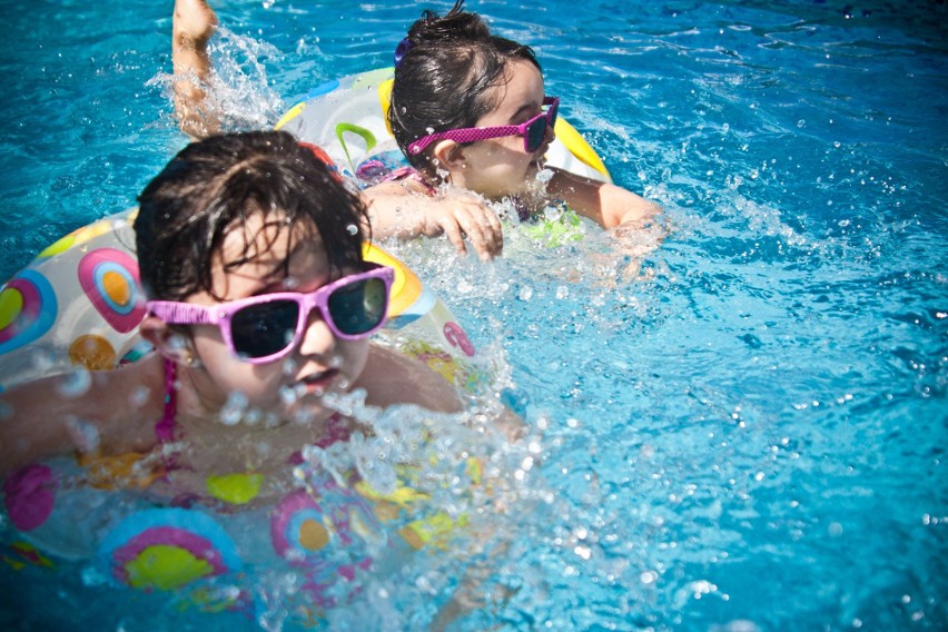 Dzięki lekcjom pływania wasze dziecko zyska praktyczne...