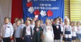 Tak uczniowie Zespołu Placówek Oświatowych w Kozubowie śpiewali Hymn Polski [WIDEO]