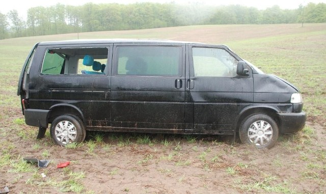 Dzisiaj rani w Podkomorzycach 20-letni kierujący volkswagenem stracił panowanie nad pojazdem, zjechał na pobocze i dachował.