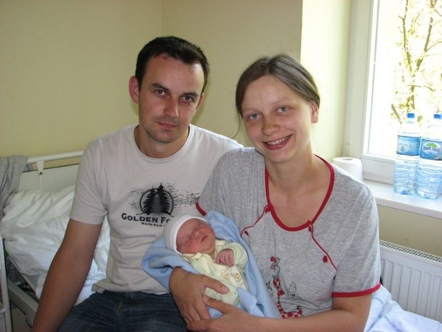 Aleksandra Żach urodziła się w niedzielę, 20 maja. Ważyła 3750 g i mierzyła 58 cm. Córka Bogusławy i Marcina z Kalinowa ma siostrę Oliwię (2 l.)