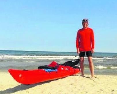 Dominik Dobrowolski ma zamiar przepłynąć kajakiem wybrzeżem ze Szczecina do Gdyni. Plany psuje mu pogoda
