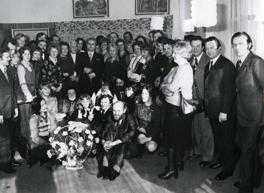 Grupowe zdjęcie z 1976 r. Świętowano 50. urodziny Bronisława...