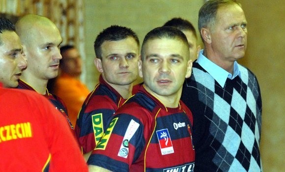 Maciej Karczyński (w środku, na pierwszym planie) w razie potrzeby zakłada koszulkę Pogoni i pomaga swym piłkarzom w ekstraklasie. Ostatnio wraz z trenerem i zawodnikami wypatruje kibiców na trybunach.
