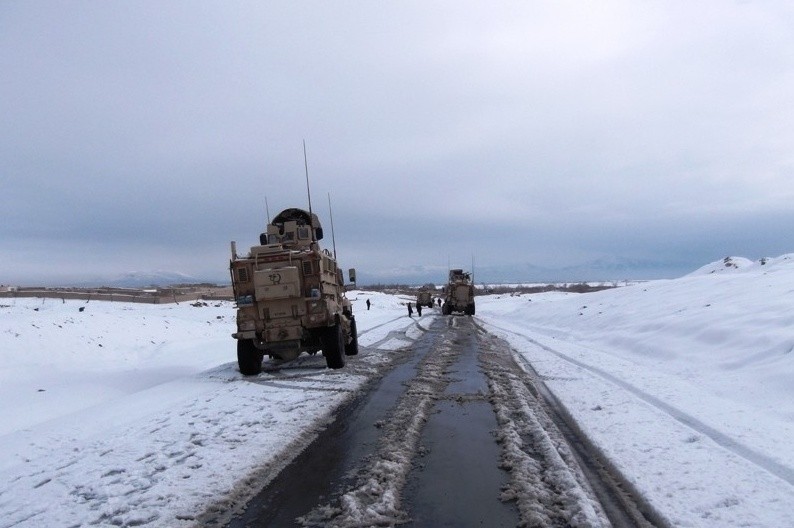 Polskie MRAP-y na patrolu w Afganistanie.