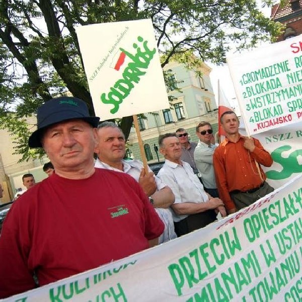 Rolnicy protestowali przed Urzędem Wojewódzkim