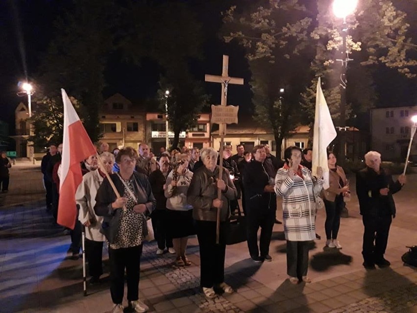 Parafia pod wezwaniem świętego Jana Chrzciciela w Skalbmierzu uczestniczyła w ogólnopolskiej akcji „Polska pod krzyżem” [ZDJĘCIA]