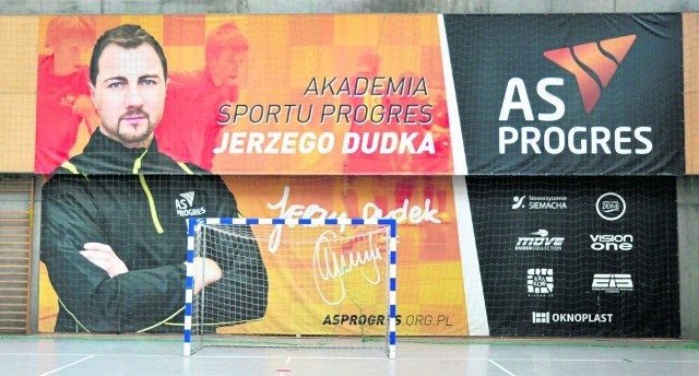 Patronem szkółki piłkarskiej  As Progres jest słynny bramkarz Jerzy Dudek