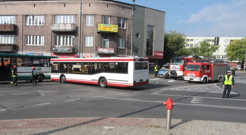 Zderzenie autobusów na skrzyżowaniu w Radomiu.