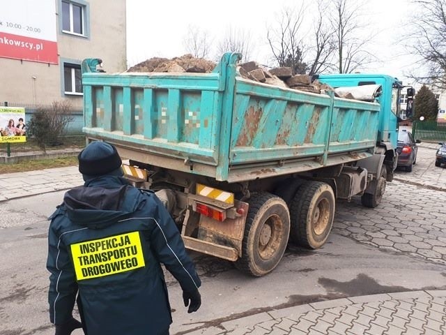 Kontrola ITD w Radomiu. "Krokodyle" zatrzymali przeciążone ciężarówki i samochody na łysych oponach (zdjęcia)