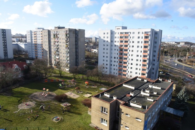 Co denerwuje nas najbardziej w mieszkaniu w bloku? Czytelnicy podpowiedzieli. Zobaczcie 15 najbardziej palących problemów. Mieszkanie w bloku może być czasem utrapieniem. Gdy sąsiad wierci w ścianie od rana do nocy albo organizuje regularne imprezy. Spytaliśmy naszych Czytelników, co Was, mieszkańców osiedli, denerwuje najbardziej.  Zasypała nas lawina komentarzy. Zebraliśmy więc problemy, które pojawiały się najczęściej. Nie po to, by nas skłócić, ale może naprawić coś w sąsiedzkich relacjach? Czasem możemy przecież nie wiedzieć, że to, co dla nas jest normalne, innych bardzo irytuje.  Bałagan przy blokach to codzienność?Wideo: Taki bałagan wokół bloków potrafią zrobić sami mieszkancy: 