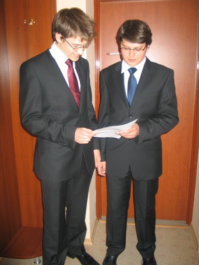 (Od lewej) Adrian Szeląg i Marcin Dec z Gimnazjum imienia Małego Księcia w Tarnobrzegu, po wyjściu z egzaminu przyznali, że największym zaskoczeniem były dla nich pytania z geografii i biologii.