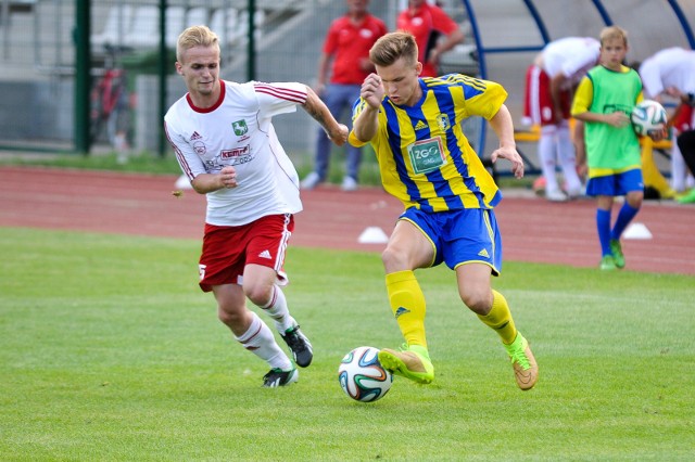 Dennis Gordzielik (z prawej) już strzela bramki dla 4-ligowego Piasta Strzelce Opolskie.