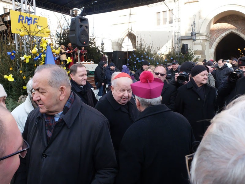 Prezydent Krakowa Jacek Majchrowski i metropolita abp Marek Jędraszewski łamali się opłatkami z krakowianami
