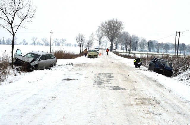 Policjanci z Jezior Wielkich wyjaśniają okoliczności wypadku, do którego doszło 7 stycznia przed godziną 10:00 na drodze w Rzeszynku. W wyniku czołowego zderzenia fiata z audi trzy osoby ranne zostały przewiezione do szpitala.